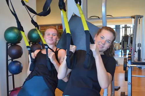 Därför ska du träna hos Actic Linköping - TornetSom en av Sveriges ledande gymkedjor har vi jobbat med träning i över 40 årVi har ett brett erbjudande av inspirerande träning på 110 gym och 50 bad från Luleå i norr till Malmö i söder.Hos oss träffar du vänlig och kunnig personal och gymmar i fräscha lokaler. Du kan träna gruppträning både inomhus och utomhus och självklart är du också välkommen att simma och bada hos oss!110 GYM ÖVER HELA SVERIGE50 BAD I DIREKT ANSLUTNING TILL VÅRA GYMINSPIRERANDE OCH EFFEKTIV GRUPPTRÄNINGONLINEPASS I ACTIC APPENVECKORS DIGITAL TRÄNINGSSTART MED COACHGENERÖSA ÖPPETTIDERSKRÄDDARSY DITT MEDLEMSKAPHitta ditt Actic gym nära digMed över 115 gym runt om i Sverige finns det många möjligheter till träning, ange namnet på det gym eller den stad som du vill träna på nedan så hittar du den information du behöver.Träna i gymmet, testa på gruppträningspass, simma i badet eller kontakta oss så kan vi hjälpa dig att hitta den träning som passar dig!GruppträningDet är roligare att träna tillsammans!För dig som gillar att träna i grupp med en peppande instruktör till inspirerande musik rekommenderar vi gruppträning.Mer än hälften av våra anläggningar erbjuder gruppträning!Boka passDu hittar aktuella scheman för alla gruppträningspass på Mina Sidor eller på ditt gym.Du bokar enkelt dina gruppträningspass i vår Actic app eller på Mina Sidor.Bokningsreglerna hittar du här.Träna på gym och få upp din styrka!Varför ska du träna styrketräning? Nedan får du några exempel på vilka fördelar du får genom att träna styrka på gym med oss:&nbsp;En starkare kropp avlastar kroppens leder.Skelettets hållfasthet förbättras och bentätheten ökar, något som motverkar risken att drabbas av benskörhet.Ämnesomsättningen ökar, vilket är bra om du vill gå ner eller hålla din vikt.Muskulära obalanser tränas bort och ger en bättre hållning.Du kommer att få en bättre hållning vid stärkande av core.Du kommer lättare kunna lyfta dina barn eller barnbarn, bära hem kassarna från mataffären&nbsp; och förhoppningsvis även känna dig starkare!Träna styrka med säker och effektiv träningHos oss på Actic hittar du alltid instruktörer ute i lokalen som ger råd och tips kring hur du kan träna styrketräning på gym.Vi visar hur övningar kan genomföras för att undvika skador och berättar hur du kan undvika vanliga fel i din träning – allt för att du ska få ut maximalt av din träning, nå dina mål och bygga muskler.Lycka till med din styrketräning!30 minuter räcker!På Actic tränar vi enligt träningsmetoden HIT (högintensitetsträning), vilket innebär att du på endast 30 minuter ger din kropp tillräcklig träning för att utvecklas.Genom att träna på gym och köra ett set med 8-12 repetitioner i varje maskin med mycket kort vila mellan maskinerna hinner du träna hela kroppen på endast 30 minuter.Vår rekommendation är 2-3 träningspass på gymmet i veckan.Då hinner du både stimulera muskeltillväxten och få tid till återhämtning mellan passen.